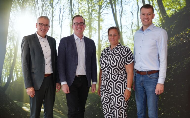 Landrat Werner Bumeder (v.l.), Dr. Reinhard Saller (Geschäftsführer Niederbayern-Forum), Wirtschaftsförderin Nadja Bauer-Beutlhauser und der Leiter der Kreisentwicklung, Sebastian Wimmer. Foto: LRA Dingolfing-Landau