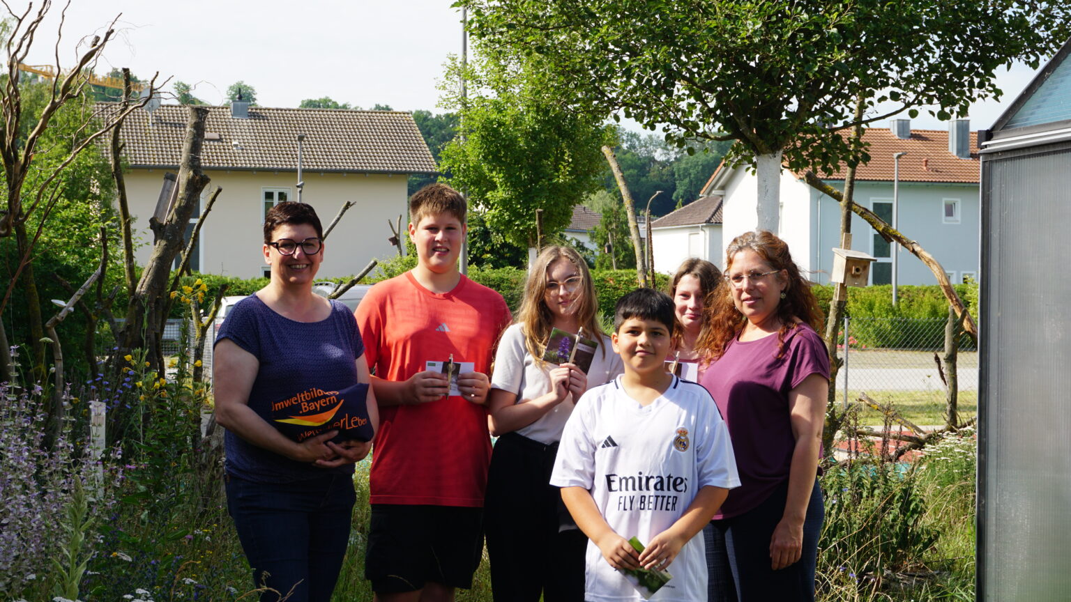Ein Teil der Schulgartengruppe nahm zusammen mit Lehrerin Nina Mutze (rechts), den Dank von Bettina Zimmer (links) persönlich entgegen.