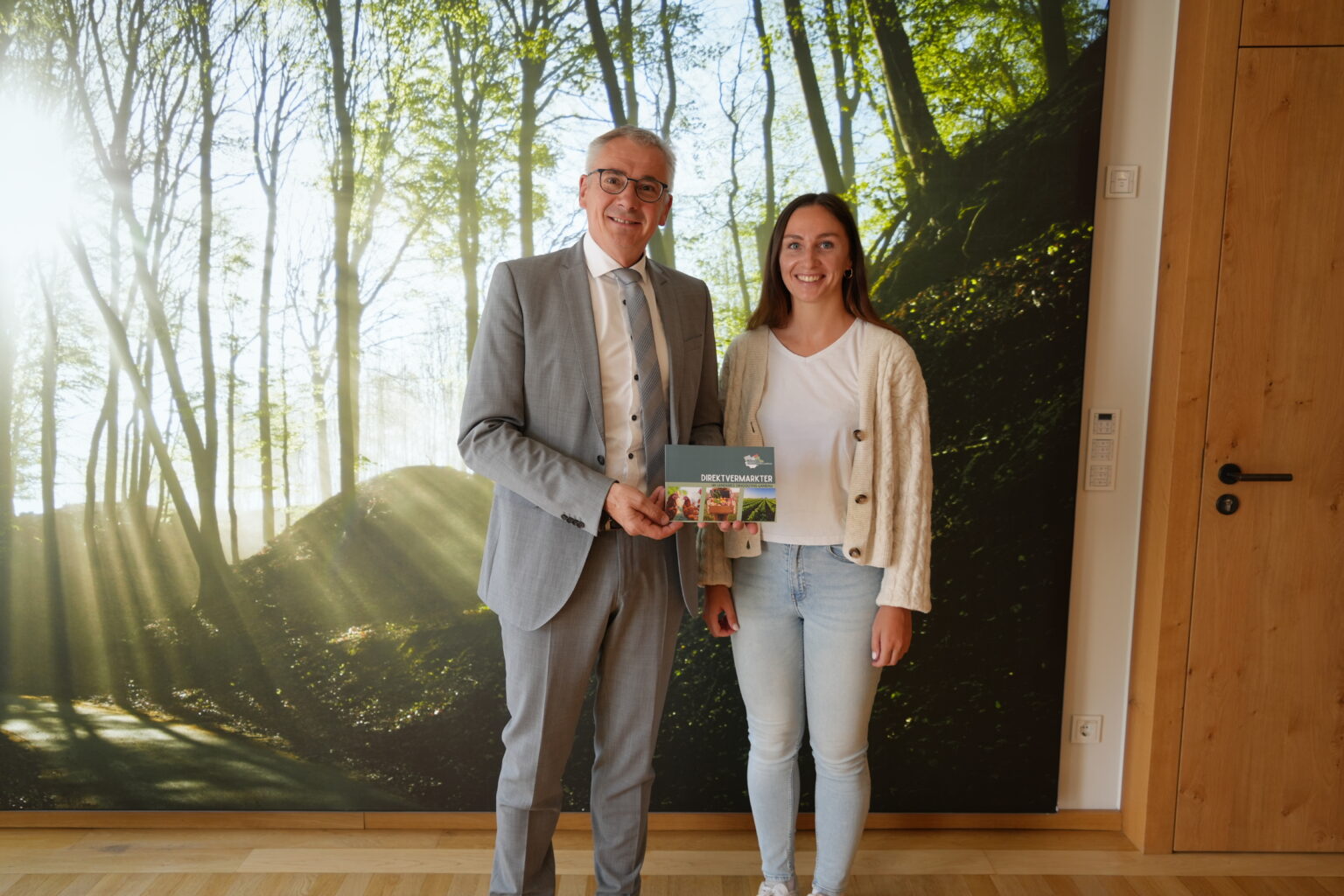 Regionalmanagerin Lisa Wutz übergibt ein druckfrisches Exemplar der Direktvermarkterbroschüre an Landrat Werner Bumeder. Foto: LRA Dingolfing-Landau