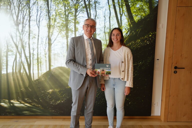 Regionalmanagerin Lisa Wutz übergibt ein druckfrisches Exemplar der Direktvermarkterbroschüre an Landrat Werner Bumeder. Foto: LRA Dingolfing-Landau