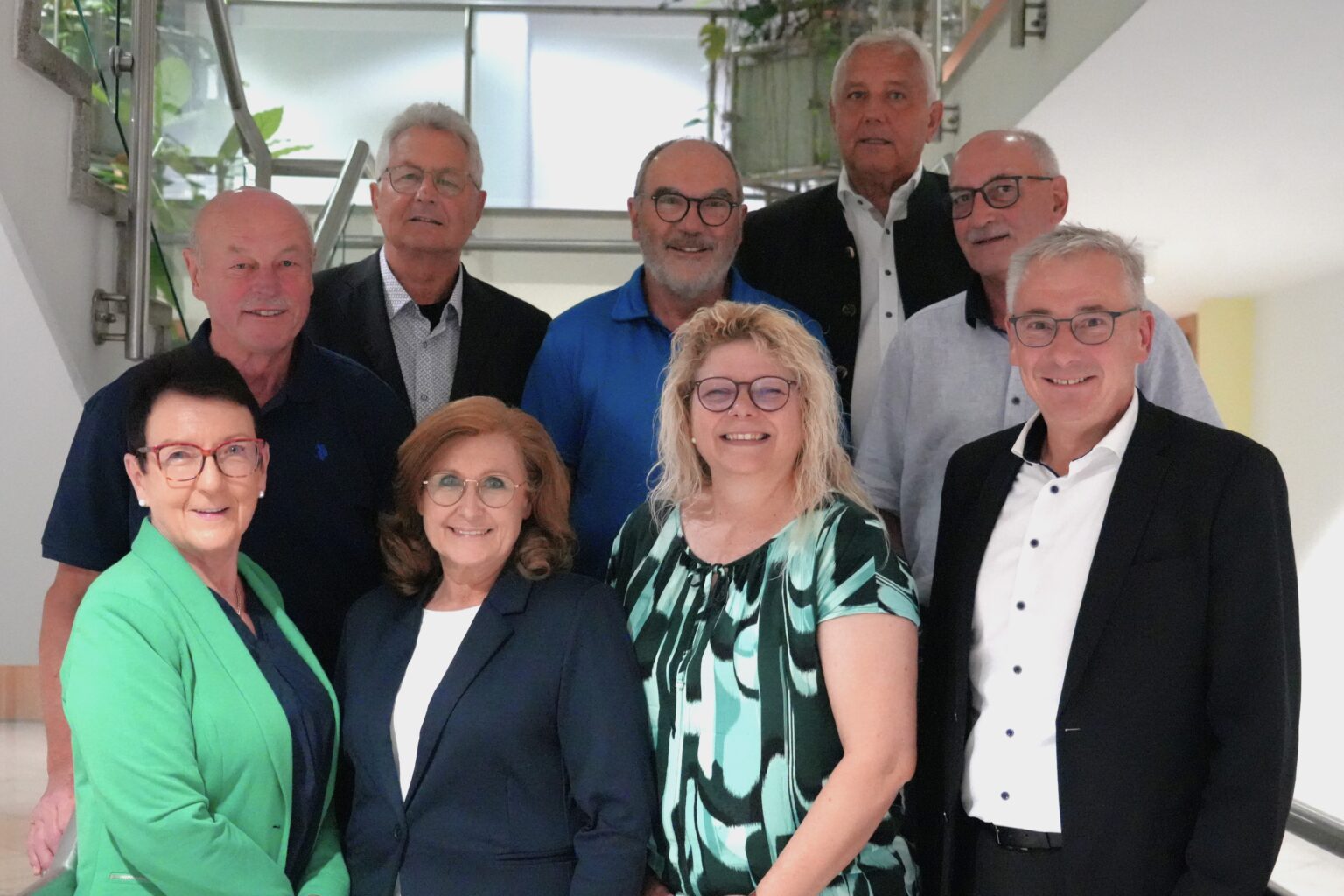 - Die gewählten Mitglieder des Kreisseniorenrats mit Landrat Werner Bumeder (untere Reihe, r.) und Sybille Bayer von der Seniorenkontaktstelle im Landratsamt (untere Reihe, 2.v.r.).