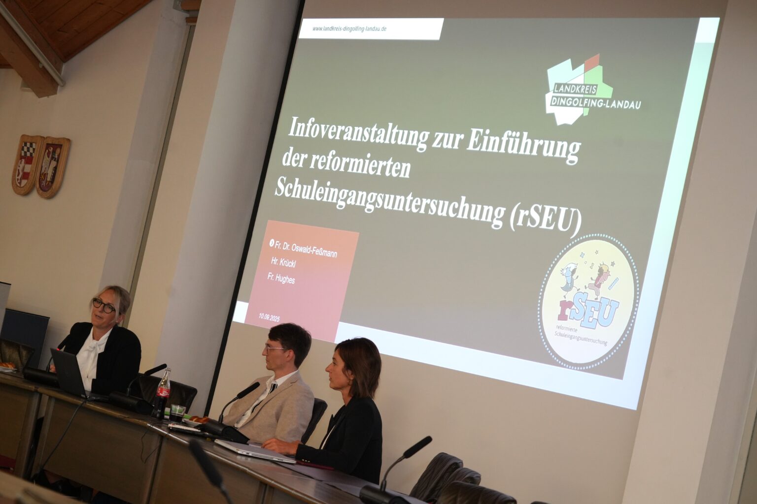 Im Bild: Dr. Daniela Oswald-Feßmann, Leiterin des Gesundheitsamtes (v.l.), Pascal Krückl, Sachgebietsleiter Gesundheitsförderung, sowie Karin Hughes, Fachkraft der Sozialmedizin, informierten über die Neuerungen. Foto: LRA Dingolfing-Landau