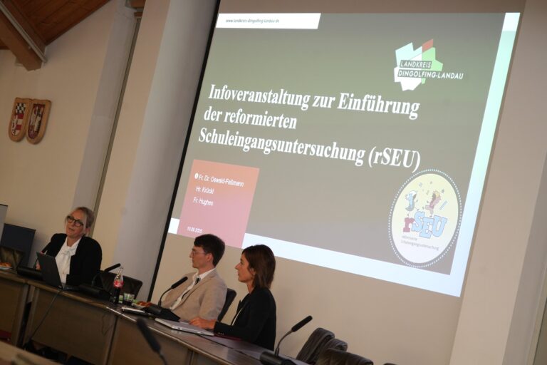 Im Bild: Dr. Daniela Oswald-Feßmann, Leiterin des Gesundheitsamtes (v.l.), Pascal Krückl, Sachgebietsleiter Gesundheitsförderung, sowie Karin Hughes, Fachkraft der Sozialmedizin, informierten über die Neuerungen. Foto: LRA Dingolfing-Landau