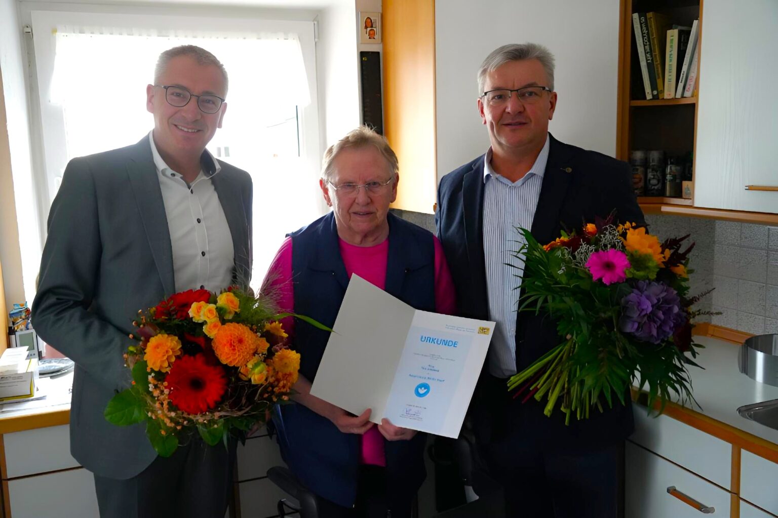 Landrat Werner Bumeder (l.) und Bürgermeister Anton Kargel überreichten die Auszeichnung an Fine Jungbeck. Foto: LRA Dingolfing-Landau