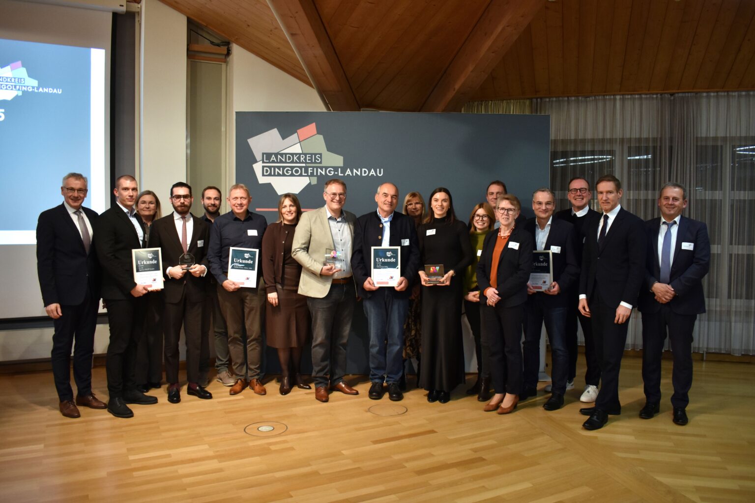 Die Preisträger 2025 mit den Laudatoren und Ehrengästen