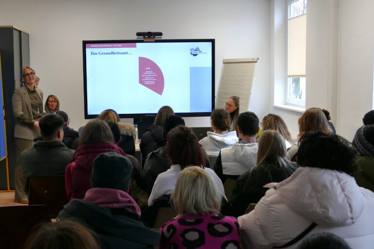 Im Bild: Dr. Daniela Oswald-Feßmann, Abteilungsleiterin des Gesundheitsamts (vorne l.), und weitere Mitarbeiter stellten den Pflegeschülern den Fachbereich vor. Foto: LRA Dingolfing-Landau