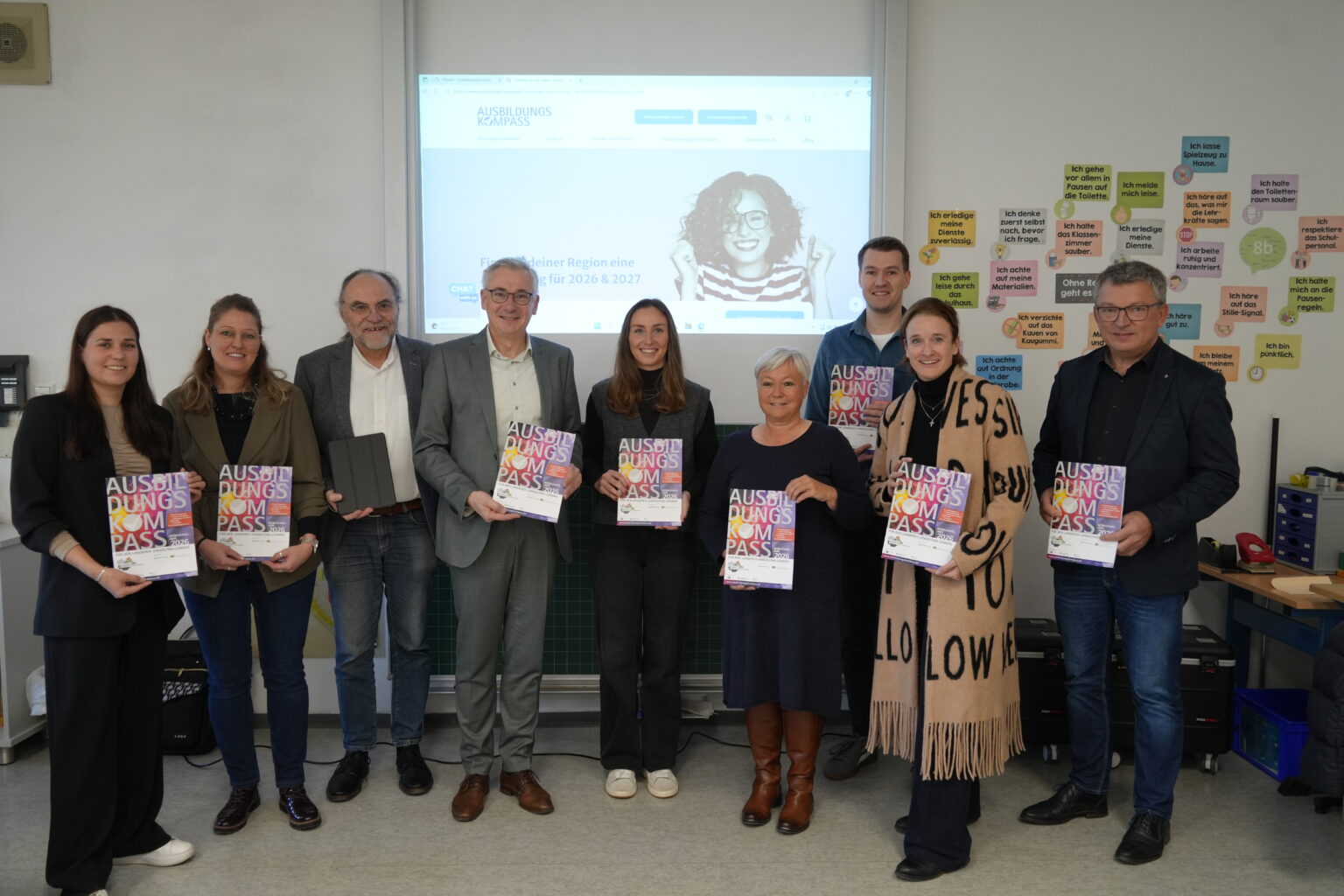 Haben den Ausbildungskompass an der Mittelschule Reisbach erfolgreich getestet: Antonia Hoppe vom Ausbildungskompass, Klassenlehrerin Karina Ruf, Bürgermeister Rolf-Peter Holzleitner, Landrat Werner Bumeder, Lisa Wutz vom Regionalmanagement, Schulleiterin Martina Huber, Sebastian Wimmer, Sachgebietsleiter Kreisentwicklung, Monika Uhl, Geschäftsführerin Ausbildungskompass, und Schulamtsdirektor Michael Schütz.