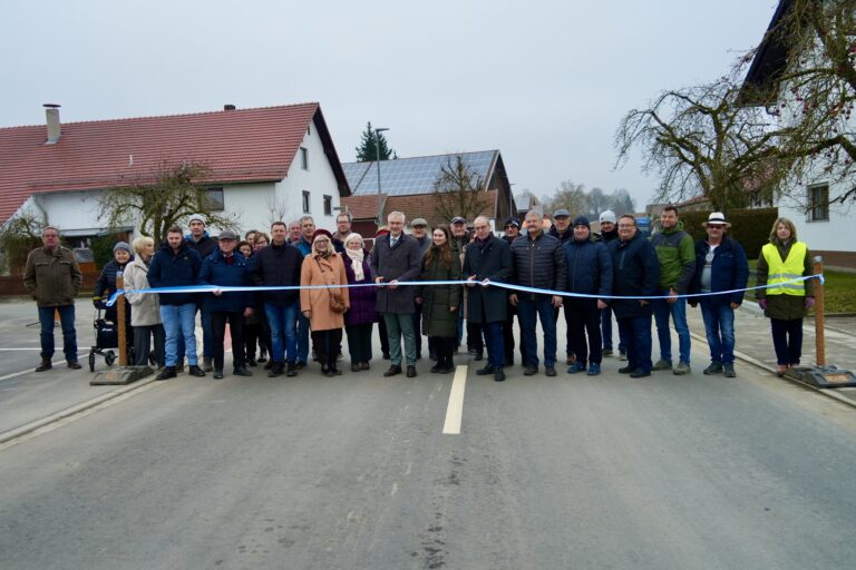 Die Beteiligten freuen sich, die Straße freigeben zu können. Foto: LRA Dingolfing-Landau