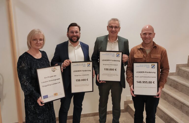 Landrat Werner Bumeder und LAG-Managerin Petra Wolf übergeben die Förderbescheide an Bürgermeister Thomas Hieninger und den Vorsitzenden des TC GW Dingolfing, Christoph Raith.