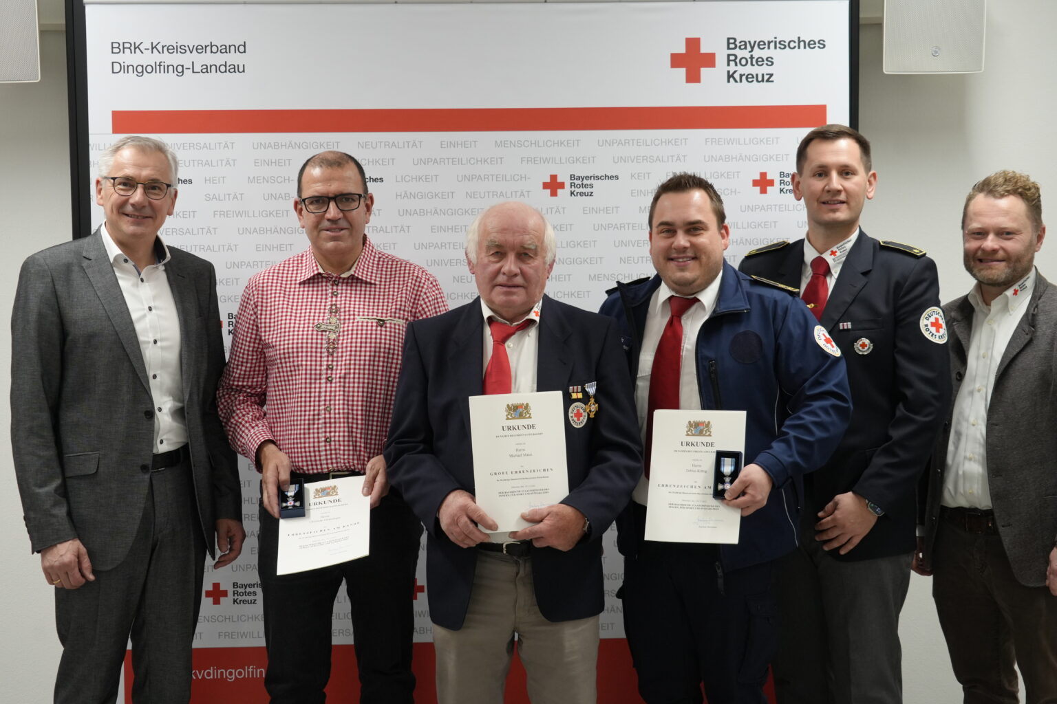 Landrat Werner Bumeder (l.), BRK-Kreisgeschäftsführer Andreas Endl (r.) und stellvertretender Kreisbereitschaftsleiter Klaus Daiminiger (2.v.r.) gratulierten den Geehrten Christian Grassinger (2.v.l.), Michael Maier (3.v.l.) und Tobias König (3.v.r). Foto: LRA Dingolfing-Landau