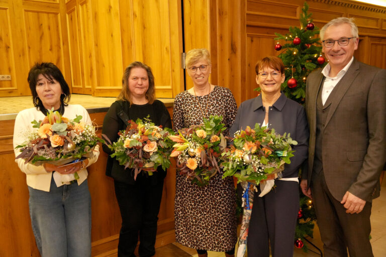 Landrat Werner Bumeder gratulierte den Geehrten Edeltraud Hug (v.l.), Christine Eiblmeier, Andrea Lammer sowie Heidi Strebl, selbst Personalratsvorsitzende.