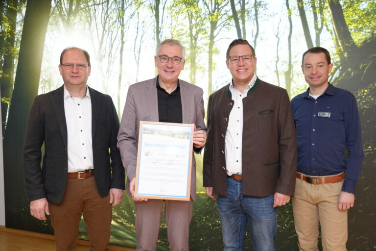 Im Bild: Josef Maidl (l.) und Robert Heider (3.v.l.) von den Dingolfinger Stadtwerken überreichten das Zertifikat an Landrat Werner Bumeder (2.v.l.) und Geschäftsleiter Markus Allmannshofer. Foto: LRA Dingolfing-Landau