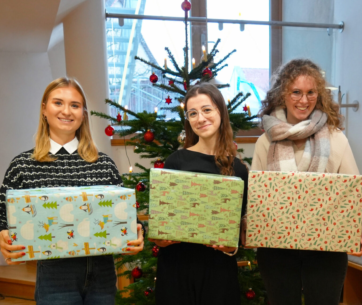 Die Auszubildenden Lena-Marie Meier (r.), Nathalie Noworzylow (l.) und Tabita Olaru haben 24 Weihnachtspakete gesammelt.