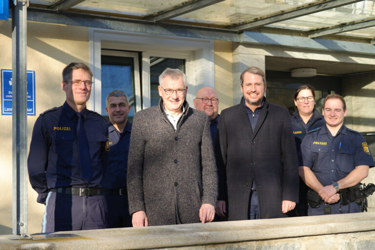 Landrat Werner Bumeder und Bürgermeister Matthias Kohlmayer besuchten die Landauer Polizeiinspektion mit Leiter Stephan Lehner (.l). Foto: LRA Dingolfing-Landau