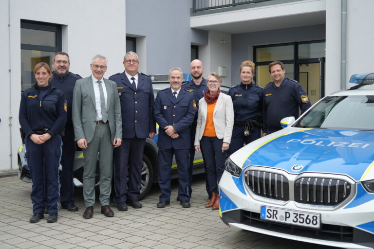 Landrat Werner Bumeder und 2. Bürgermeisterin Maria Huber beim Weihnachtsbesuch der Polizeiinspektion Dingolfing mit Dienststellenleiter Max Mundt (4.v.l.). Foto: LRA Dingolfing-Landau