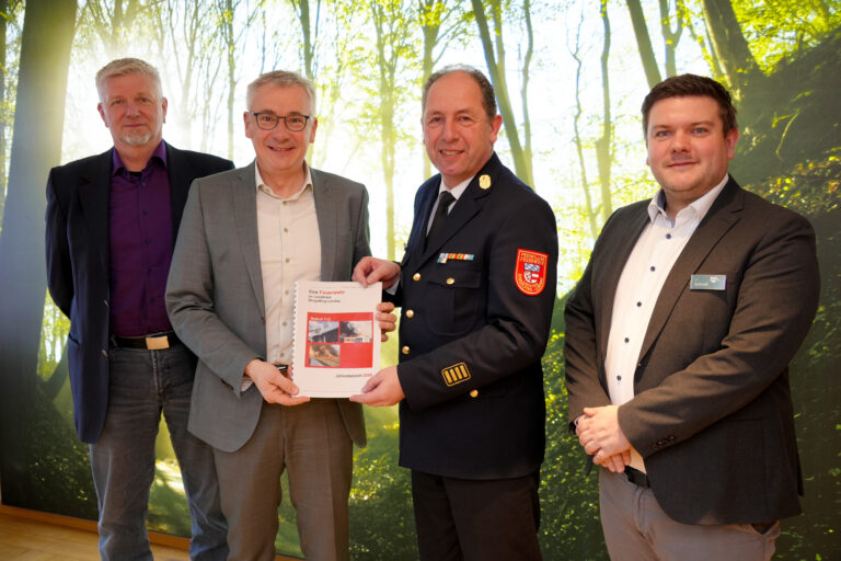Kreisbrandrat Max Schraufnagl (3.v.l.) überreichte den Jahresbericht an Landrat Werner Bumeder (2.v.l.), Uli Schüll, Sachgebietsleiter Öffentliche Sicherheit und Ordnung (l.), und Abteilungsleiter Thomas Schmid. Foto: LRA Dingolfing-Landau.