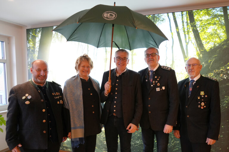 Die Abordnung des Schützengaus um Gauschützenmeister Rainer Mücke überreichte Landrat Werner Bumeder den obligatorischen Schirm.