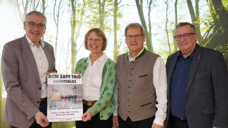 Landrat Werner Bumeder (v.l.), Monika und Peter Kobler sowie Bürgermeister Günter Schuster, die sich bereits auf die nächste Veranstaltung des Vereins „kukiduu“ mit dem Rudi Zapf Trio „Grenzenlos“ am 20. März, 19.30 Uhr, im Bruckstadel Dingolfing freuen. Foto: LRA Dingolfing-Landau