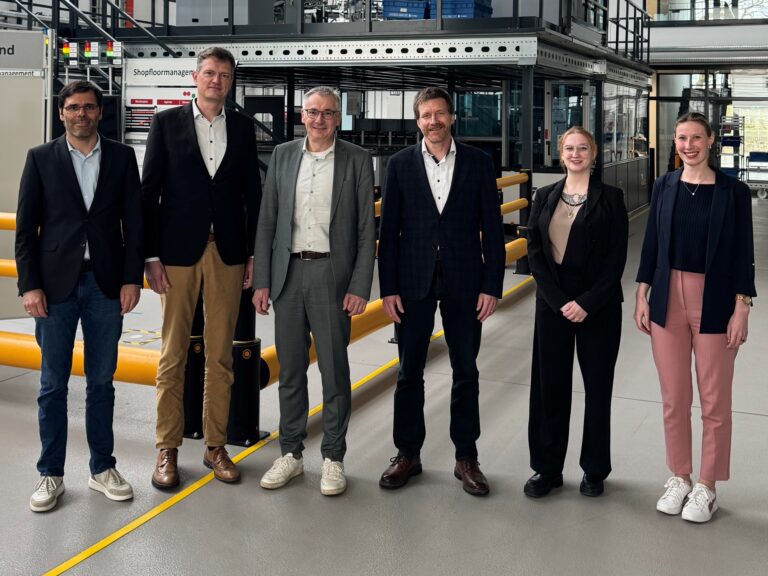 Herzliche Begr&uuml;&szlig;ung am TZ PULS in Dingolfing (v. l. n. r.): Prof. Dr. Martin Prasch, Studiengangsleiter Sustainable Industrial Operations and Business; Prof. Dr. Christof Westerhoven; Landrat Werner Bumeder; Prof. Dr. Michael Bethke; Michelle Haller, Welcome Service am Campus Dingolfing; Katharina Bracke, Studiengangsreferentin Sustainable Industrial Operations and Business Foto: Hochschule Landshut