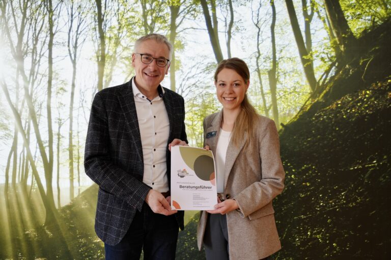 Julia Dichtl präsentiert Landrat Werner Bumeder den überarbeiteten Beratungsführer. Foto: LRA Dingolfing-Landau