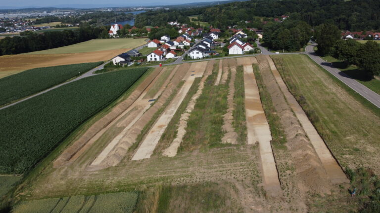Bauvorgreifende Untersuchung im Baugebiet Loiching-Hochkreuz im Juni 2025 (Urheber: Landratsamt Dingolfing-Landau, Kreisarchäologie)