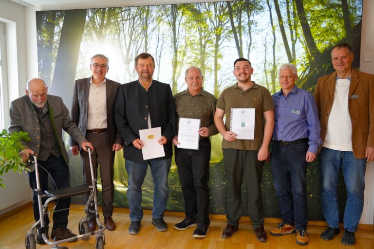 Die alten und neuen Ehrenamtler wurden zur Feierstunde ins Landratsamt geladen: (v.l.) Josef Scheuerer, Landrat Werner Bumeder, Herbert Kellnberger, Wilhelm Mayer, Thomas-Bullway Fischer, Anton Knöckl und Matthias Walch.