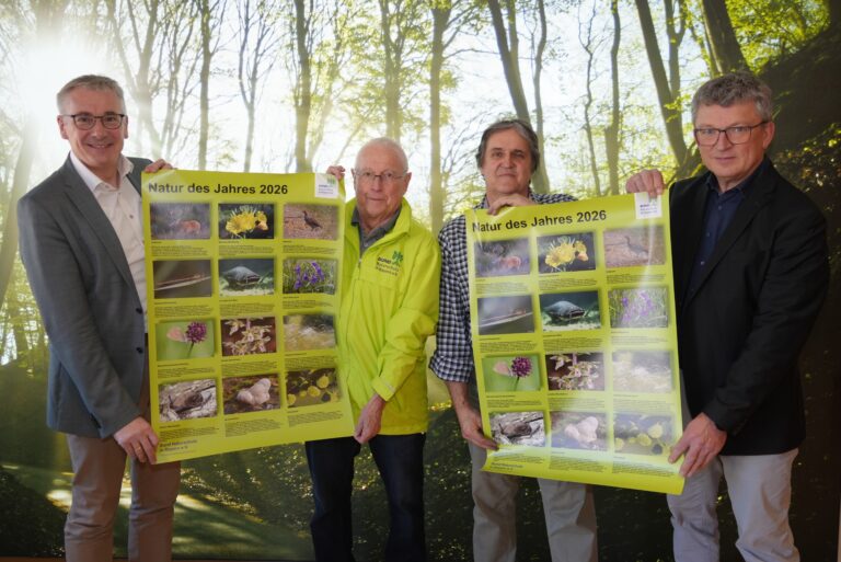 Alois Aigner (2.v.r.) sowie Franz Dick (2.v.l) vom Bund Naturschutz bei der Übergabe des Plakates an Landrat Werner Bumeder (l.) und Schulamtsdirektor Michael Schütz (r.). Foto: LRA Dingolfing-Landau