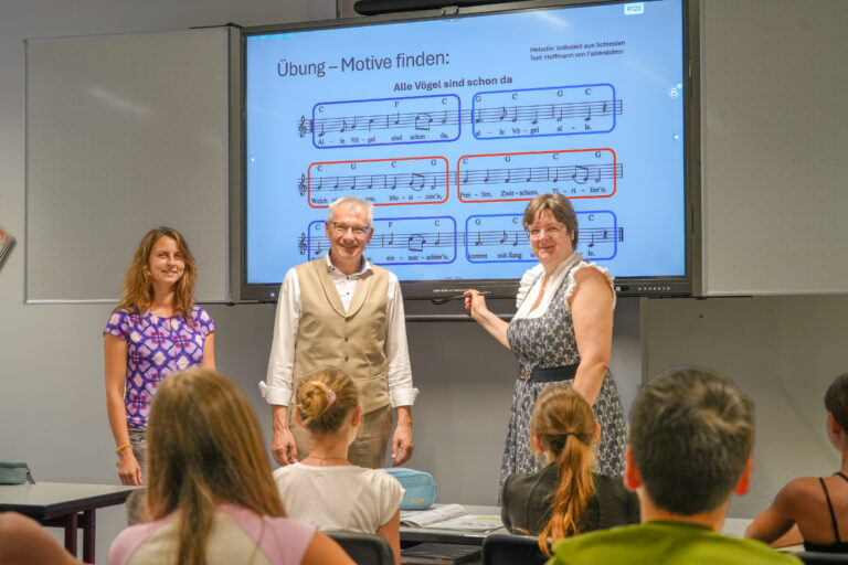 Schulleiterin Kerstin Schieler (r.) und Landrat Werner Bumeder informierten sich über die interaktiven Displays am Gymnasium Dingolfing. Die moderne Unterrichtstechnik bietet zahlreiche neue Möglichkeiten für einen zeitgemäßen und digitalen Unterricht.