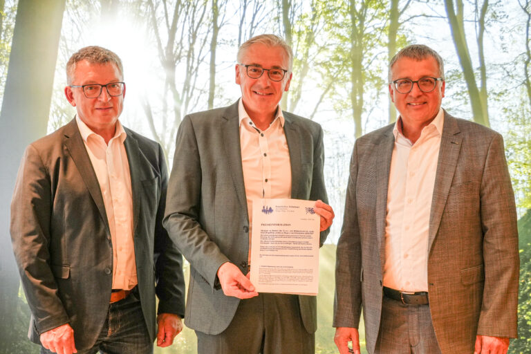 Die beiden Schulamtsdirektoren Stefan Pielmeier (r.) und Michael Schütz (l.) stellten Landrat Werner Bumeder das Zahlenwerk zum Schulanfang vor. Foto: LRA Dingolfing-Landau