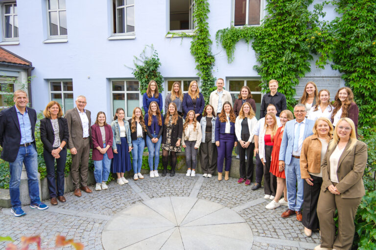 Die angehenden Lehrerinnen und Lehrer wurden im Landratsamt von Schulamtsdirektor Stefan Pielmeier im Beisein von Landrat Werner Bumeder und ihrer Seminarleiter vereidigt.
